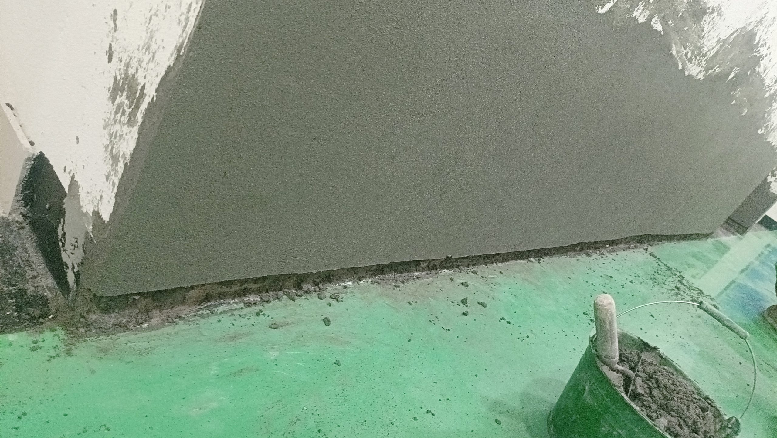 hình ảnh xử lý hút ẩm chân tường