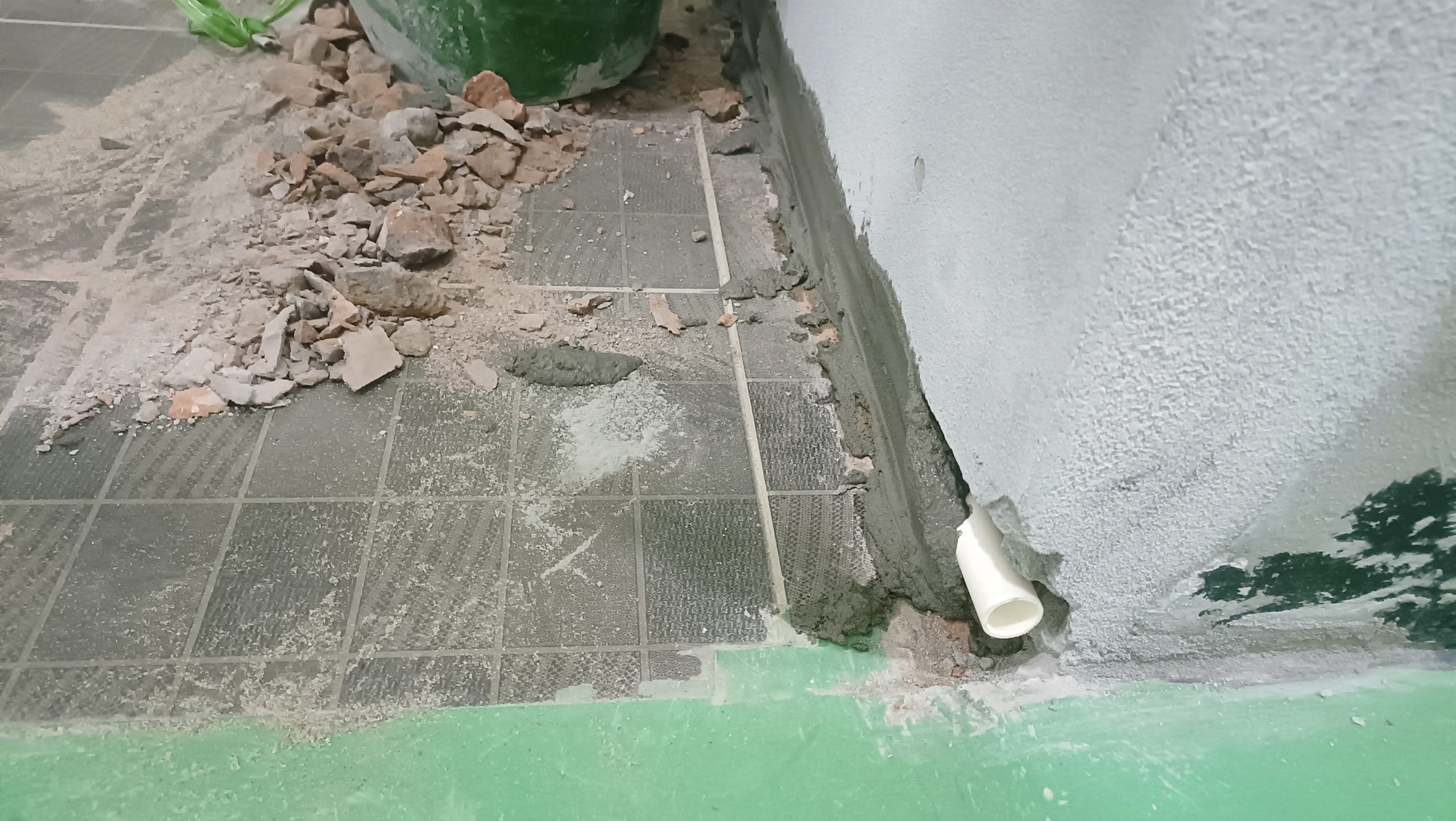 hút ẩm chân tường